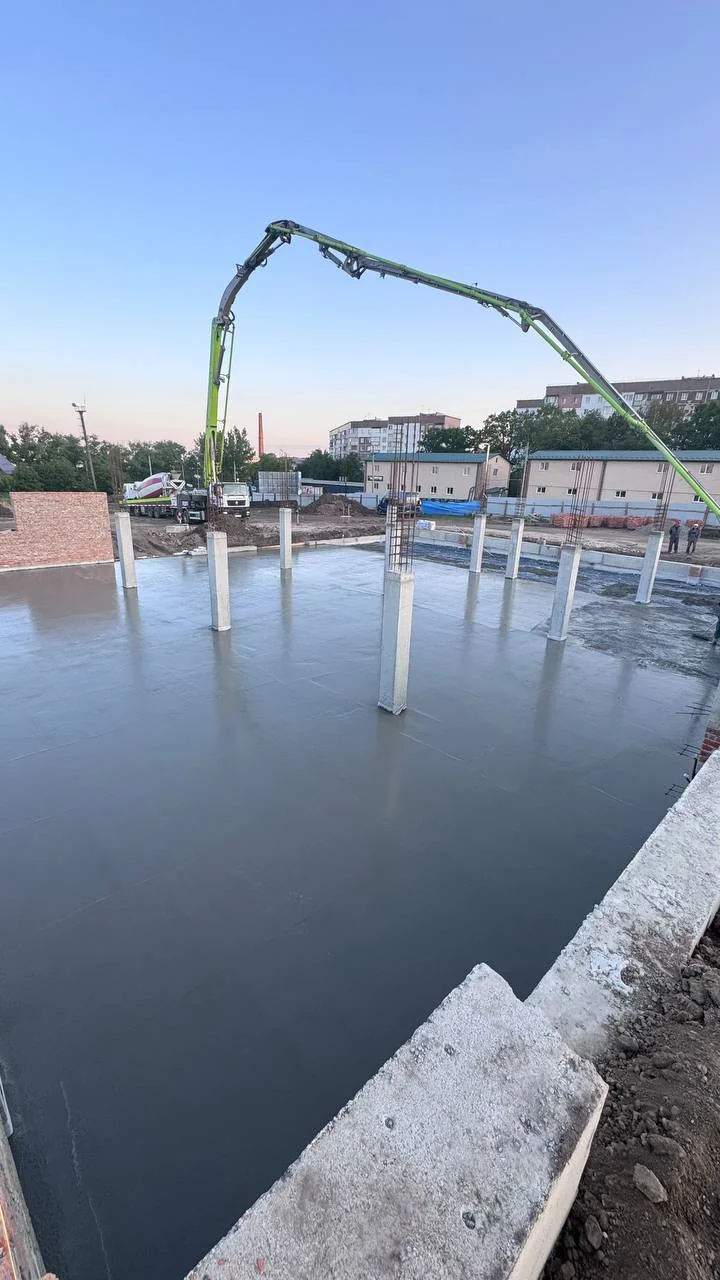 Автобетононасос ТД Новік на заливанні промислового фундаменту