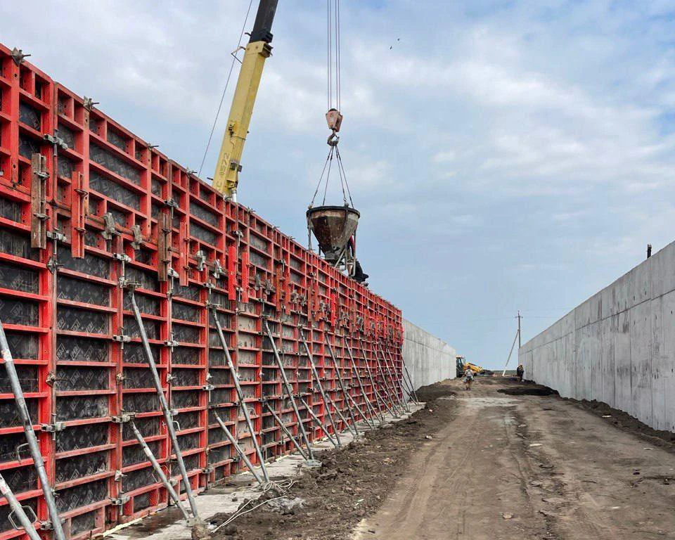 Бетонування високих стін у щитовій опалубці краном